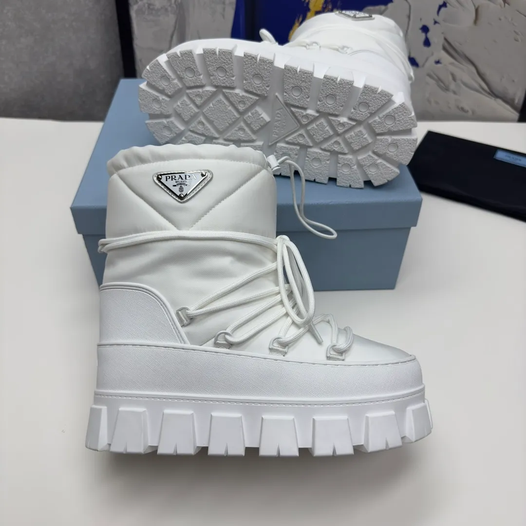 👟👟Ex-factory price 660👟👟 The highest version on the market, Prada's king style, snow boots, ski boots, chubby, so cute and cute →_→ From the Prada limited series, unique. Shiny nylon Oblique upper with criss-cross straps for an ideal fit. The boots are made of technical fabric and have a short-cut version. They can be worn in the city or in the mountains. They make the calves slimmer, taller, warmer and have a concave shape. The boots and soles use the original waterproof effect. The size is 35-40. 41Customized